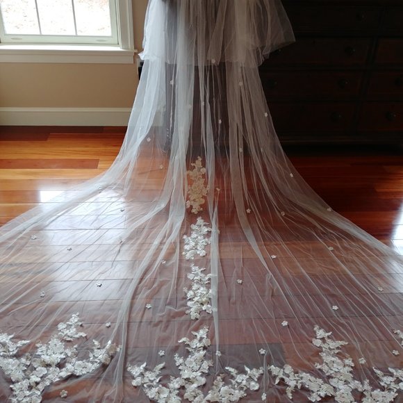 White and subtle pink lace veil trailing 3 meters main image 4